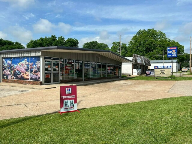 Claws & Paws Pet Store - Photo 1